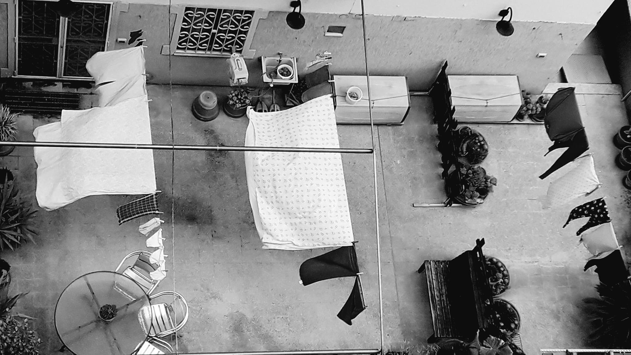 Foto b/n cortile con panni stesi