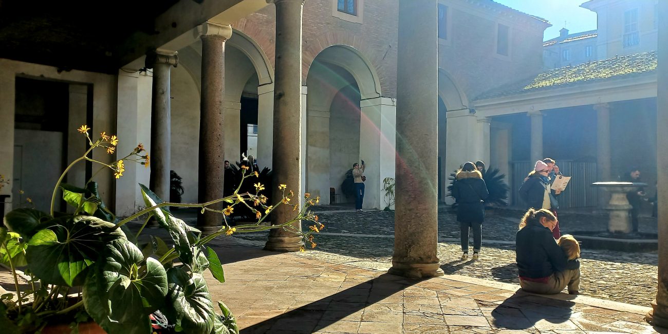 cortile della Basilica di san Clemente, persone al sole