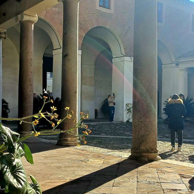 cortile della Basilica di san Clemente, persone al sole