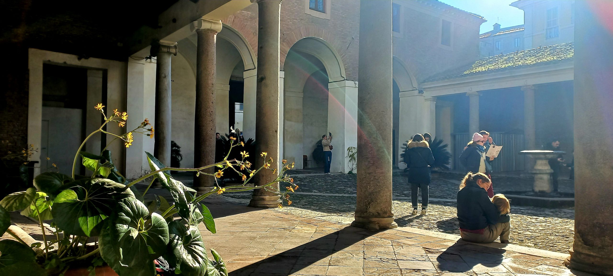 cortile della Basilica di san Clemente, persone al sole
